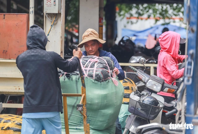 Ngoài trời hơn 55 độ C, người dân thủ đô nhọc nhằn mưu sinh trong nắng như đổ lửa - Ảnh 5.