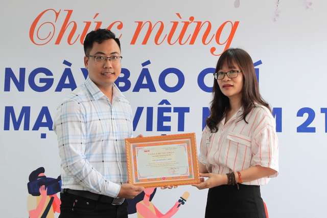 Nhận danh hiệu Bạn đồng hành quanh tôi’, thầy Đinh Đức Hiền tặng tiền thưởng Tiếp sức đến trường - Ảnh 1.