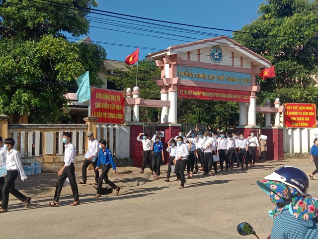Dùng máy bay trực thăng đưa đề thi ra đảo Lý Sơn nếu thời tiết xấu - Ảnh 2.
