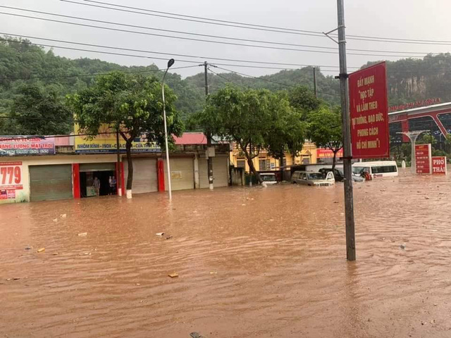 Sau cơn mưa lớn, cảnh sát Sơn La bì bõm giúp dân đẩy xe bị ngập - Ảnh 3.