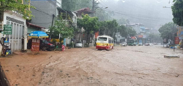 Sau cơn mưa lớn, cảnh sát Sơn La bì bõm giúp dân đẩy xe bị ngập - Ảnh 5.