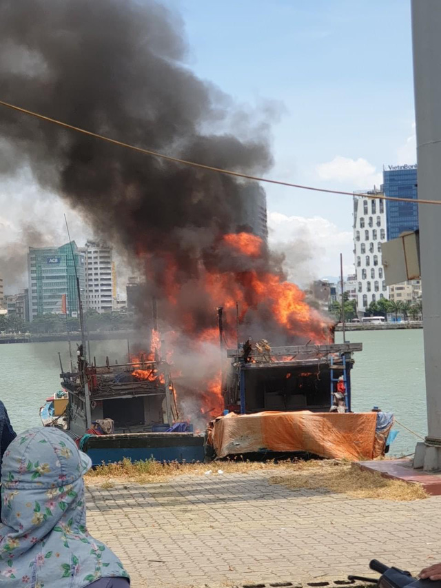 Hai tàu cá bùng cháy dữ dội giữa trưa trên sông Hàn - Ảnh 1.