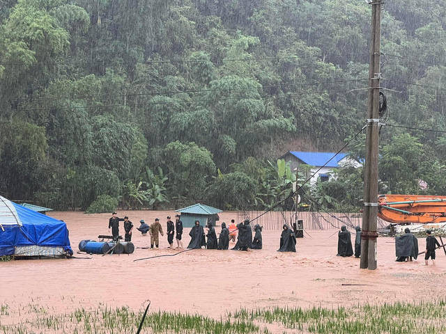 Phố núi Sơn La ngập nặng sau mưa lớn, xe cộ bơi trong nước - Ảnh 3.