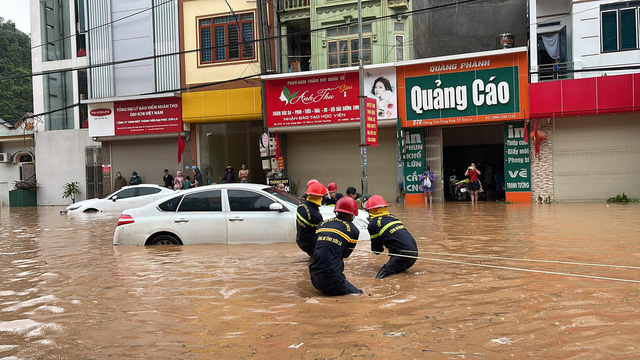 Phố núi Sơn La ngập nặng sau mưa lớn, xe cộ bơi trong nước - Ảnh 1.
