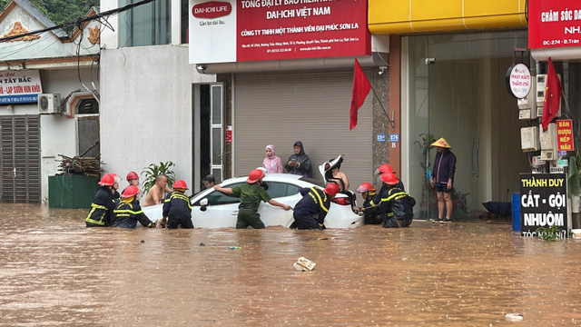 Phố núi Sơn La ngập nặng sau mưa lớn, xe cộ bơi trong nước - Ảnh 6.