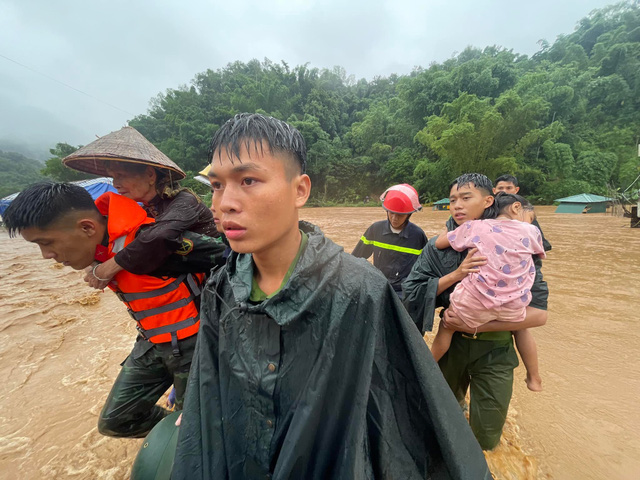 Phố núi Sơn La ngập nặng sau mưa lớn, xe cộ bơi trong nước - Ảnh 4.