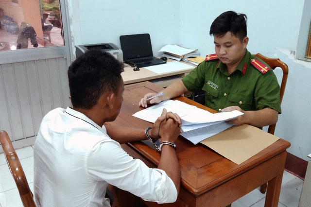 Tạm giữ hình sự thanh niên nhiều lần quan hệ với em gái ruột - Ảnh 1.