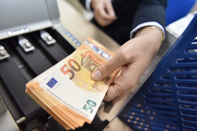 Giá USD tự do bất ngờ tăng vọt, người ‘bắt đáy’ EUR bị lỗ - Ảnh 1.