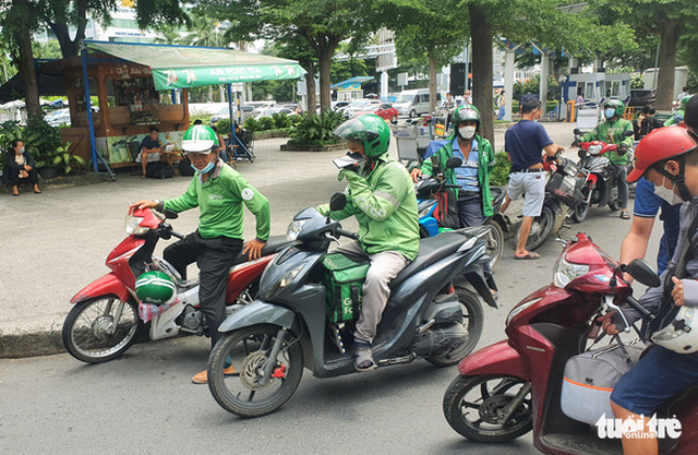 Người tiêu dùng cần lên tiếng với các loại phí vô lý - Ảnh 1.