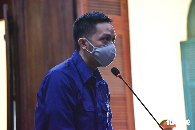 Người dân TP.HCM đến tòa từ sớm chờ xét xử ‘dì ghẻ’ và cha ruột bạo hành bé gái 8 tuổi đến chết - Ảnh 2.