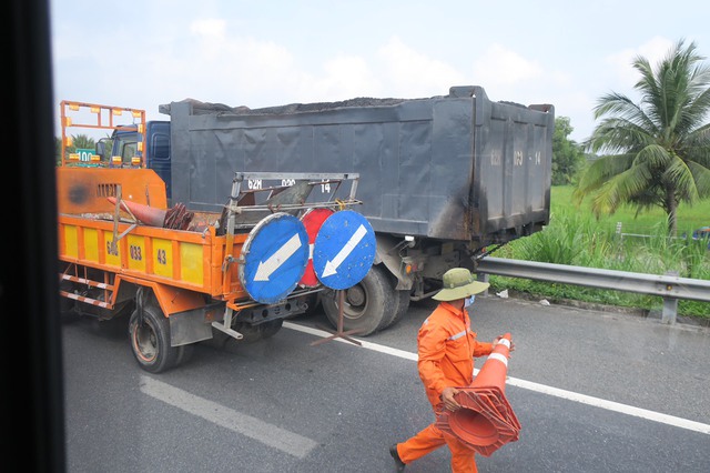 Rào đường thi công, cao tốc TP.HCM - Trung Lương kẹt cứng ngày cuối tuần - Ảnh 3.