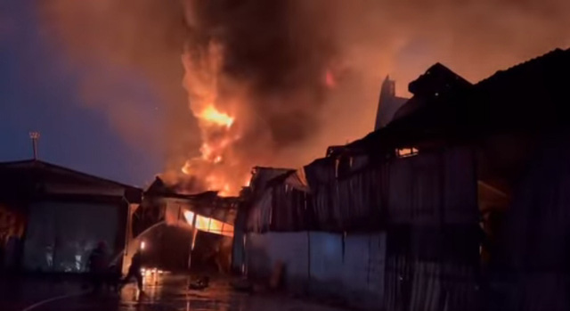 Cháy lớn lúc rạng sáng tại tổng kho vật tư thiết bị ở Đà Nẵng - Ảnh 2.