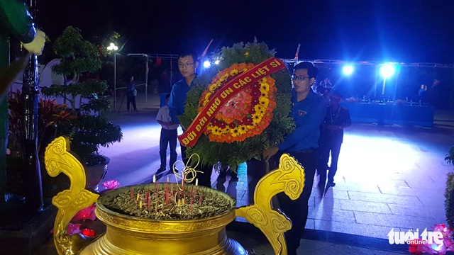 Trên 500 đoàn viên thắp nến tri ân tại nghĩa trang Dốc Bà Đắc - Ảnh 1.