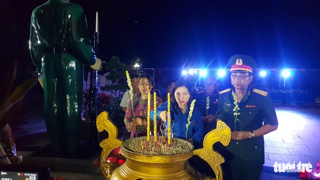 Trên 500 đoàn viên thắp nến tri ân tại nghĩa trang Dốc Bà Đắc - Ảnh 3.