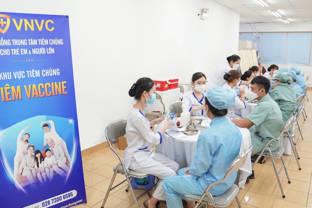 Doanh nghiệp chủ động tiêm vắc xin phòng cúm cho công nhân - Ảnh 3.