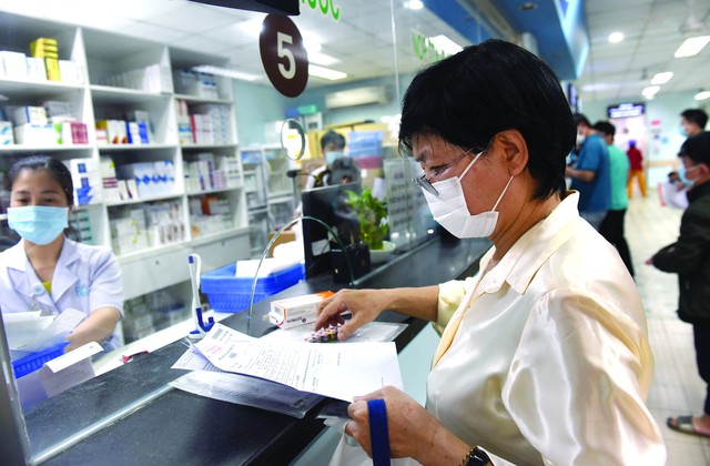 Đấu thầu thuốc giá rẻ: Thiệt thòi cho dân, kéo lùi công nghiệp dược - Ảnh 2.