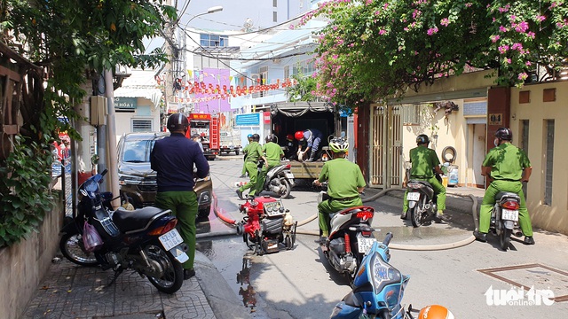 Cháy nhà trong hẻm sâu, lực lượng chữa cháy không vào được, phải phun nước từ phía sau - Ảnh 2.