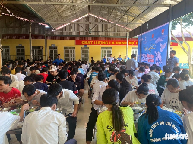 Thi tốt nghiệp THPT 2022: Đề văn ra Chiếc thuyền ngoài xa - Ảnh 18.