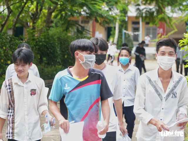 Thi tốt nghiệp THPT 2022: Đề văn ra Chiếc thuyền ngoài xa - Ảnh 16.