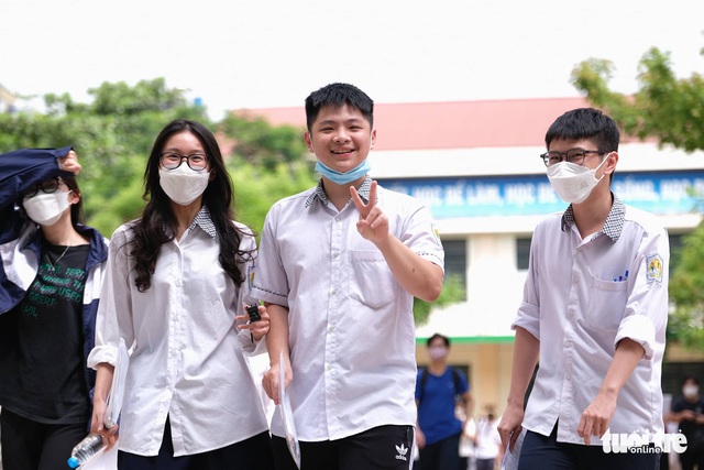 Thi tốt nghiệp THPT 2022: Đề văn ra Chiếc thuyền ngoài xa - Ảnh 12.