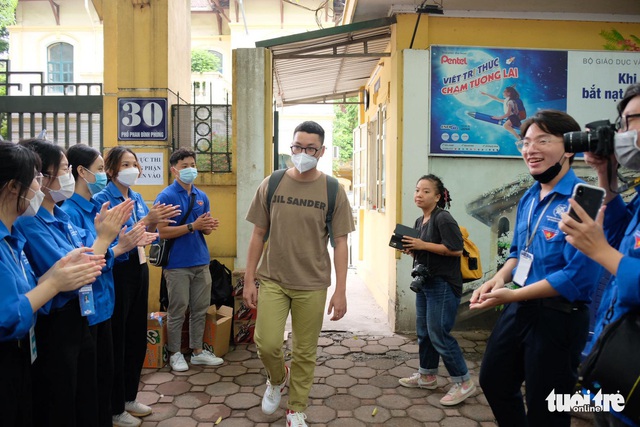 Thi tốt nghiệp THPT 2022: Đề văn ra Chiếc thuyền ngoài xa - Ảnh 9.