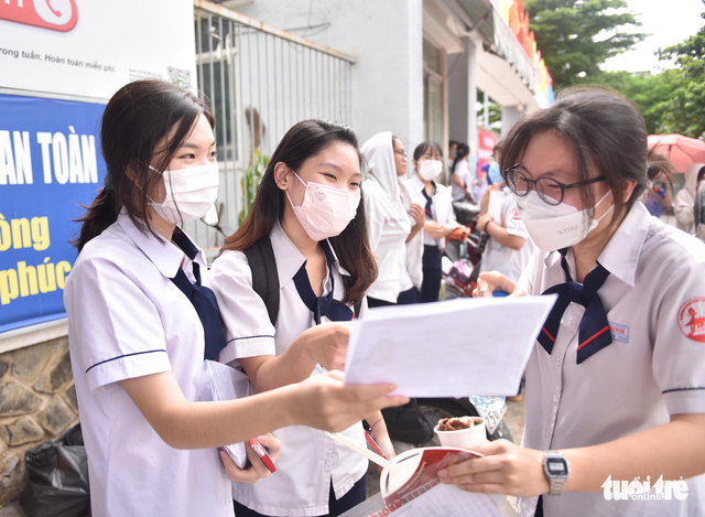 Thi tốt nghiệp THPT 2022: Đề văn ra Chiếc thuyền ngoài xa - Ảnh 14.