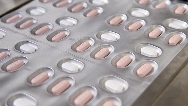 FDA Mỹ cho phép dược sĩ kê đơn thuốc điều trị COVID-19 của Pfizer - Ảnh 1.