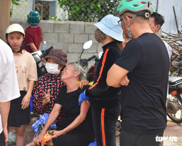 Cháu lớn đã được cha đưa ra, thấy mẹ còn kẹt trong đám cháy nên chạy trở lại - Ảnh 5.