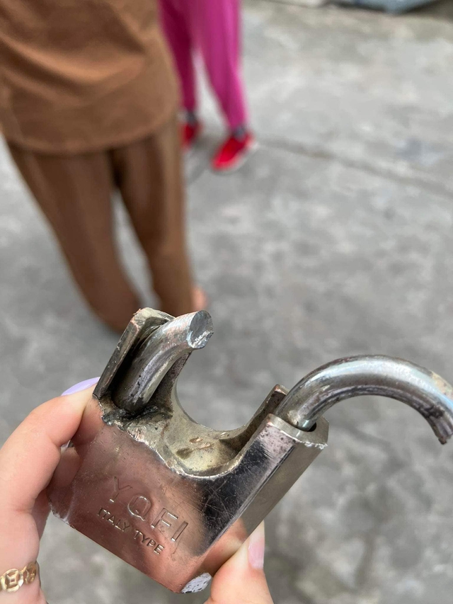Vụ đổ keo dán sắt vào ổ khóa cửa nhà dân: Xử phạt như thế nào? - Ảnh 2.