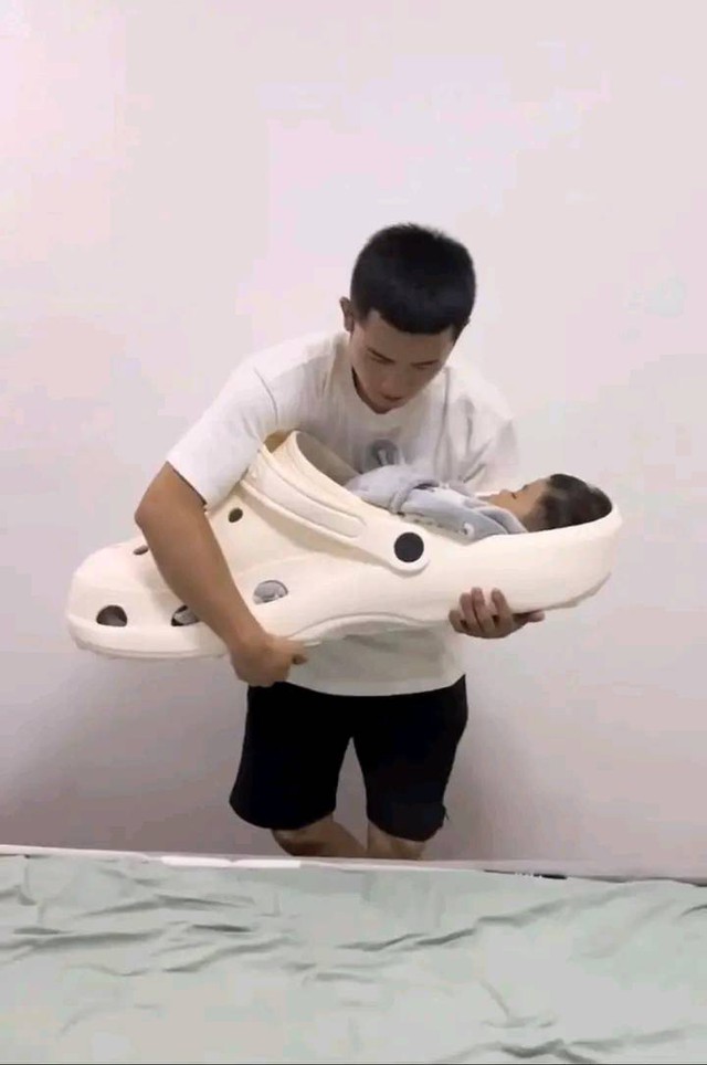Ảnh vui 17-8: Vợ giận chồng xếp gạch xây tường ngăn đôi chiếc giường - Ảnh 2.