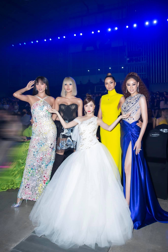 Hoàng Thùy tặng sinh nhật giày tăng chiều cao khiến Hòa Minzy phát cuồng - Ảnh 1.