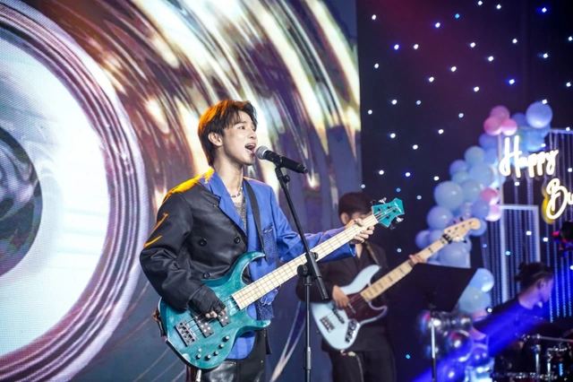 Được mẹ tặng quà ngay trong liveshow, Thái Ngân trổ tài chơi 3 nhạc cụ - Ảnh 5.