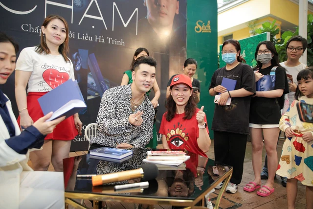 Fan thót tim nghe Ưng Hoàng Phúc kể chuyện suýt toi mạng vì bị uống thuốc ngủ lúc chào đời - Ảnh 1.