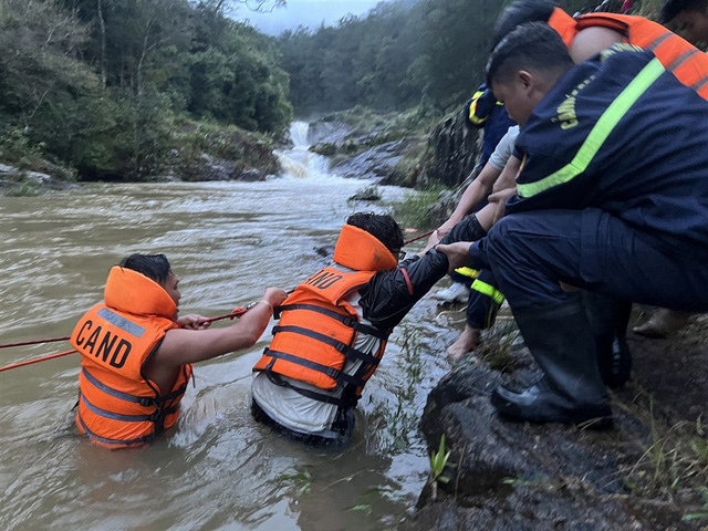 Giải cứu 10 thiếu niên đi dã ngoại bị kẹt lũ giữa rừng Lạc Dương - Ảnh 1.
