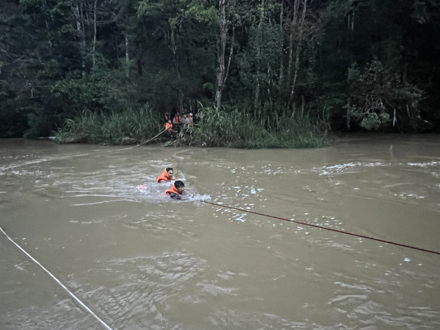 Giải cứu 10 thiếu niên đi dã ngoại bị kẹt lũ giữa rừng Lạc Dương - Ảnh 2.