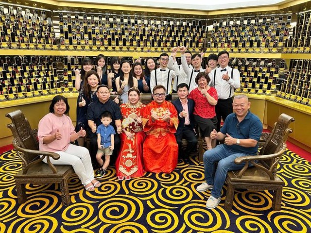 Cặp đôi Singapore làm đám cưới ở nơi cất giữ... tro cốt - Ảnh 1.