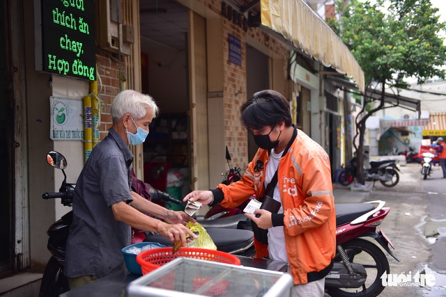 Bữa ăn 1.000 đồng, 5.000 đồng ấm lòng cho người yếu thế ở TP.HCM giữa bão giá - Ảnh 4.