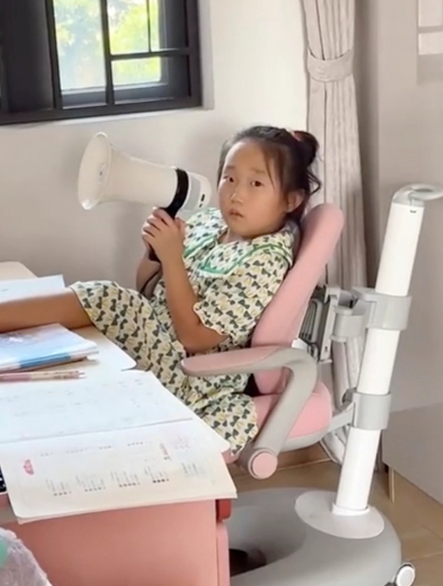 Áp lực vì quá nhiều bài tập về nhà, bé gái hét vào loa để xả stress - Ảnh 1.