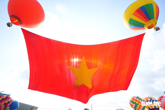 Đại kỳ 1.800m2 mừng Quốc khánh 2-9 bay trên bầu trời TP.HCM - Ảnh 5. Đại kỳ 1.800m2 mừng Quốc khánh 2-9 bay trên bầu trời TP.HCM - Ảnh 5.
