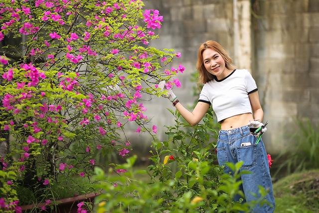 Ảnh vui sao Việt 20-9: Mỹ Tâm thư giãn khi làm vườn - Ảnh 1.