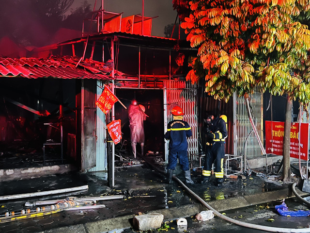 Cháy lớn, 4 căn nhà tạm ở quận Hoàng Mai, Hà Nội bị thiêu rụi - Ảnh 1.
