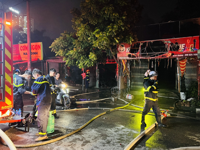 Cháy lớn, 4 căn nhà tạm ở quận Hoàng Mai, Hà Nội bị thiêu rụi - Ảnh 3.