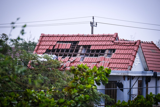 Tường trình đêm bão số 4: Tâm bão ôm trọn đất liền Đà Nẵng - Quảng Nam, bão suy yếu thành áp thấp  - Ảnh 3.