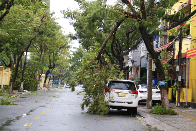 Tường trình đêm bão số 4: Tâm bão ôm trọn đất liền Đà Nẵng - Quảng Nam, bão suy yếu thành áp thấp  - Ảnh 2.