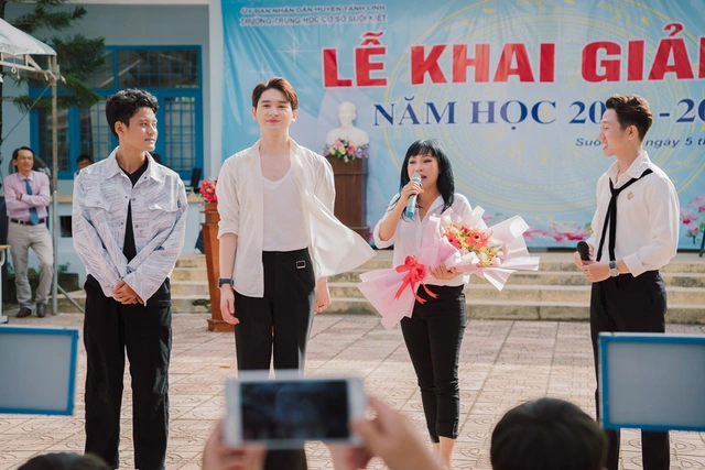 Cưng gì đâu, Phương Thanh vượt hàng trăm km dự lễ khai giảng trường làng - Ảnh 4.