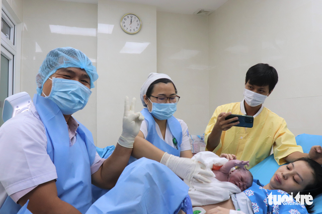 Những em bé chào đời vào thời khắc giao thừa 2023 tại TP.HCM - Ảnh 1.