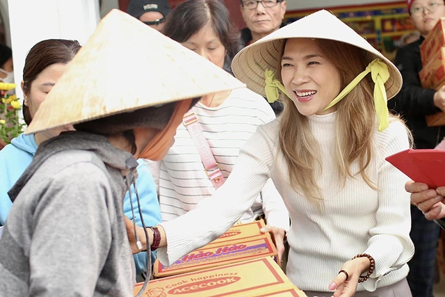 Ảnh vui sao Việt 19-1: HHen Niê mua cả vườn hoa cho mẹ chơi Tết - Ảnh 3.