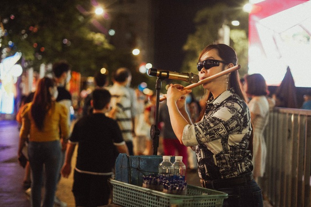 Người dân đổ ra đường chờ đón giao thừa - Ảnh 2. Người dân đổ ra đường chờ đón giao thừa - Ảnh 2.