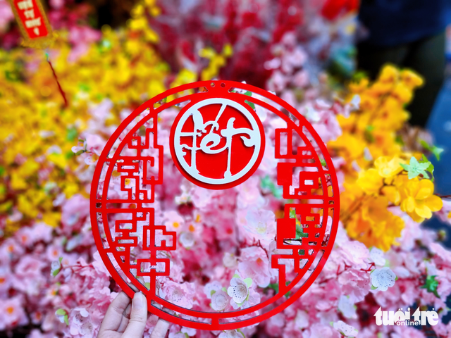 Người Sài Gòn tấp nập mua đồ trang trí Tết - Ảnh 7.