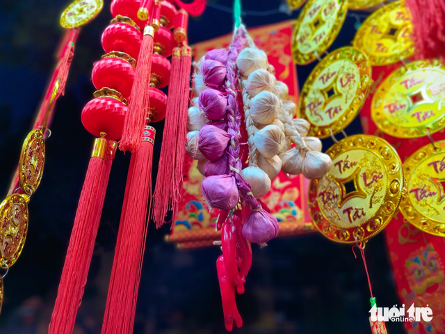 Người Sài Gòn tấp nập mua đồ trang trí Tết - Ảnh 8.